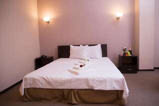 Отель Richmind Hotel Vagharshapat Большой двухместный номер с 1 кроватью или 2 отдельными кроватями-4