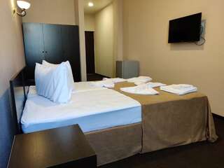 Отель Richmind Hotel Vagharshapat Двухместный номер с 1 кроватью или 2 отдельными кроватями-5